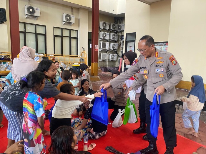 Polwan Beri Trauma Healing Anak-anak Korban Kebakaran Kemayoran Gempol. (Dok Istimewa)