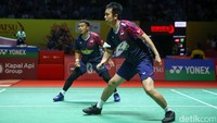 Dengan demikian, Ahsan/Hendra masih akan melanjutkan perjalanan di turnamen yang akan menjadi penutup karier mereka di dunia tepok bulu. Mereka selanjutnya akan menghadapi Junaidi Arif/Yap Roy King dari Malaysia yang lolos usai menang 21-17, 21-19 atas Lee Jhe-huei/Yang Po-hsuan (Taiwan). 