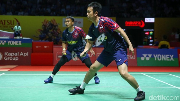 Potret Ahsan/Hendra Melaju ke 16 Besar Indonesia Masters 2025 Mohammad Ahsan/Hendra Setiawan melaju ke 16 besar Indonesia Masters 2025 usai mengalahkan Chiang Chien-Wei/Wu Hsuan-Yi dari Taiwan dengan skor 21-19, 22-20 dalam waktu 34 menit. Bertanding di Istora Senayan, Selasa (21/1).