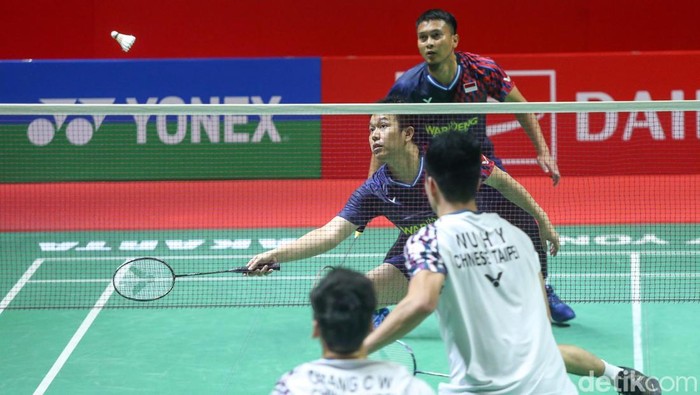 Mohammad Ahsan/Hendra Setiawan melaju ke 16 besar Indonesia Masters 2025 usai mengalahkan Chiang Chien-Wei/Wu Hsuan-Yi dari Taiwan dengan skor 21-19, 22-20 dalam waktu 34 menit. Bertanding di Istora Senayan, Selasa (21/1).