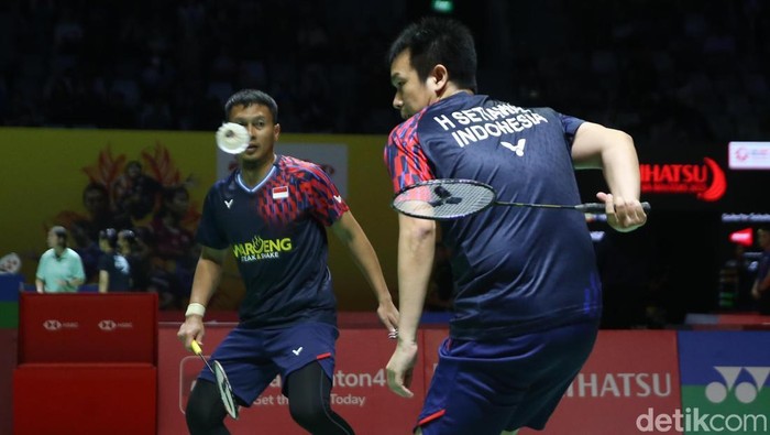 Mohammad Ahsan/Hendra Setiawan melaju ke 16 besar Indonesia Masters 2025 usai mengalahkan Chiang Chien-Wei/Wu Hsuan-Yi dari Taiwan dengan skor 21-19, 22-20 dalam waktu 34 menit. Bertanding di Istora Senayan, Selasa (21/1).