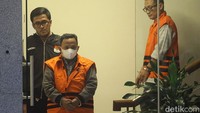 Karna Suswandi tampak telah mengenakan rompi oranye dengan tangan terborgol.