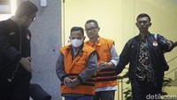 Selain Karna, KPK turut menahan Eko Prionggo (EPJ) selaku PPK atau Kepala Bidang Binamarga PUPP Kabupaten Situbondo.