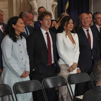 “Benar-benar, bra terlihat jelas. Hari ini BUKAN acara kelab malam.” Sangat tidak sopan.” “Haus akan perhatian.” “Sangat, sangat tidak sopan.” “Tidak pantas dan hanya mementingkan diri sendiri.” tulis yang lain.Foto: AP/Chip Somodevilla