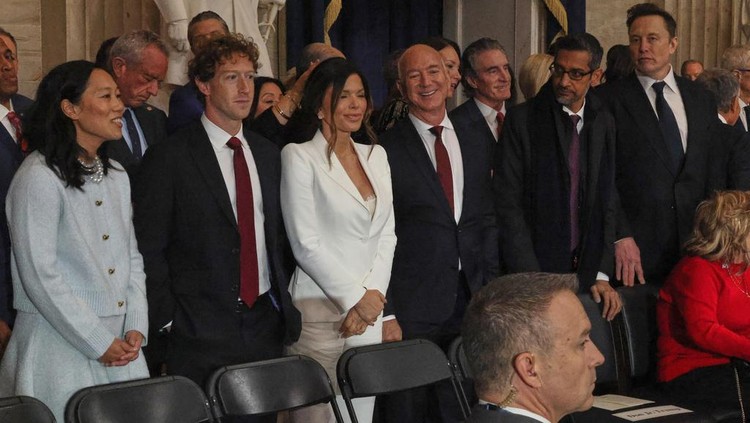 From left, Priscilla Chan, Mark Zuckerberg, Lauren Sanchez, Jeff Bezos, Google CEO Sundar Pichai and Elon Musk at the 60th Presidential Inauguration in the Rotunda of the U.S. Capitol in Washington, Monday, Jan. 20, 2025. (Chip Somodevilla/Pool Photo via AP)