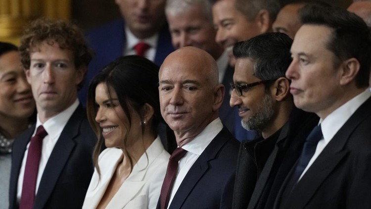 Potret Deretan Orang Terkaya Dunia Kumpul di Pelantikan Trump Guests including Mark Zuckerberg, Jeff Bezos, Sundar Pichai and Elon Musk, arrive before the 60th Presidential Inauguration in the Rotunda of the U.S. Capitol in Washington, Monday, Jan. 20, 2025. (AP Photo/Julia Demaree Nikhinson, Pool)