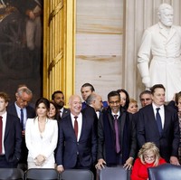 Dianggap terlalu seksi, gayanya kembali mengundang kritik. “Calon istri Jeff Bezos berpakaian sangat tidak pantas untuk acara kenegaraan. Seseorang seharusnya memberi tahu dia bahwa memamerkan bra renda putihnya tidak dapat diterima.” “Uang tidak bisa membeli kelas. Memalukan.” Foto: via REUTERS/SHAWN THEW