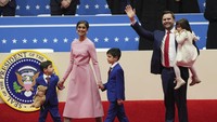 Sebelum dikenal sebagai sosok Wakil Presiden AS, rupanya nama JD Vance bukanlah sosok yang baru bagi publik AS. Hal ini dikarenakan JD Vance merupakan seorang penulis buku berjudul Hillbilly Elegy (2016). Melalui buku tersebut, JD Vance menuliskan sebuah memoar tentang pengalamannya yang tumbuh sebagai anggota kelas pekerja kulit putih. (AP Photo/Matt Rourke)  