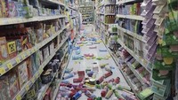 Dalam gambar dari video ini, botol dan kaleng berserakan di lantai di sebuah toko swalayan di Tainan, Taiwan, Selasa (21/1/2025).  