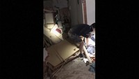 Seorang jurnalis AFP di ibu kota Taipei merasakan getaran selama hampir satu menit ketika gempa dangkal terjadi tidak lama setelah tengah malam. AFP juga telah mengonfirmasi sebuah video viral yang menunjukkan petugas pemadam kebakaran setempat menyelamatkan tiga orang, termasuk seorang anak, yang terjebak di sebuah rumah yang runtuh di dekat distrik Nanxi.  