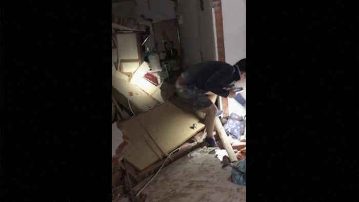 Potret Kerusakan di Taiwan Akibat Gempa M 6 In this image from a video, bottles and cans are scattered on the floor at a convenience store in Tainan, Taiwan Tuesday, Jan. 21, 2025 after an earthquake. (TVBS via AP)
