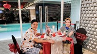 Staycation di hotel sambil menikmati makanan enak agaknya jadi hobi Rasti dan suami. Kali ini mereka menikmati jamuan makan spesial di hotel Serpong. Foto: Instagram ardinarasti6