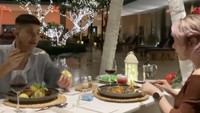 Kalau ini momen romantis Rasti dan Arie menikmati makan malam di hotel Bandung. Mereka menikmati steak hingga salmon spesial racikan chef. Foto: Instagram ardinarasti6
