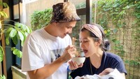 Pada foto ini Rasti mengaku bersyukur suaminya mendukung ia memberi ASI pada buah hatinya. Rasti bahkan disuapi makanan enak agar ia semangat melakukan tugas mulia ini. Foto: Instagram ardinarasti6
