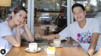 Ini momen Rasti ngafe pagi-pagi dengan sang suami. Ia bilang Arie punya kebiasaan mengajak dirinya dadakan untuk ngopi pagi hari. Foto: Instagram ardinarasti6