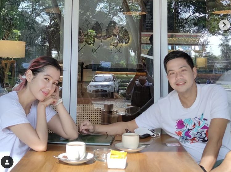 Potret Romantis Ardina Rasti Kulineran Enak Bareng Suami