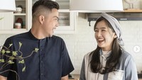 Arie mengakui melarang Rasti masuk ke dapur. Ini karena Arie lebih senang berkreasi sendiri di dapur. Ia pun tak keberatan bertugas masak. Foto: Instagram ardinarasti6