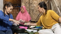 Ia juga ikut serta membuat makanan tradisional dengan seorang ibu. Terlihat Rasti serius membulat-bulatkan adonan menggunakan sarung tangan. Foto: Instagram ardinarasti6