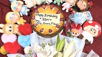 Istri Arie Dwi Andhika ini baru berulang tahun ke-39 pada 6 Januari 2025. Ia mendapatkan kejutan kue lucu dari sang suami, berhias boneka Labubu hingga Cry Baby yang kini jadi incaran. Foto: Instagram ardinarasti6