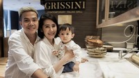 Tahun 2020 ketika anak pertama mereka masih bayi, Rasti dan Arie membawanya ke restoran Italia. Mereka tampak berpose manis sebelum makan. Foto: Instagram ardinarasti6
