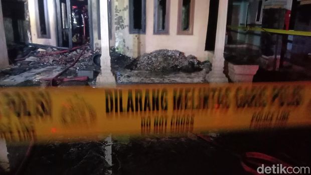 Potret tumpukan petasan di teras rumah yang terbakar di Kabupaten Indramayu, Jawa Barat