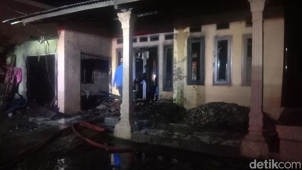 Potret tumpukan petasan di teras rumah yang terbakar di Kabupaten Indramayu, Jawa Barat
