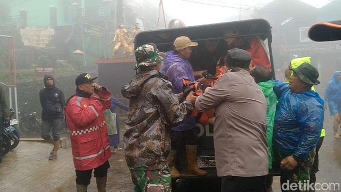 Proses evakuasi korban longsor di Petungkriyono, Pekalongan, Selasa (21/1/2025).
