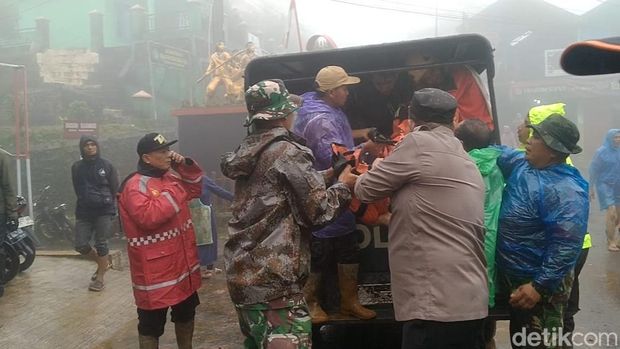 Proses evakuasi korban longsor di Petungkriyono, Pekalongan, Selasa (21/1/2025).