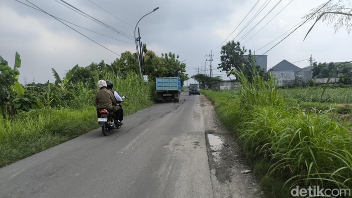 Proyek insfrastruktur jalan di Gresik dikritik DPRD karena mudah rusak