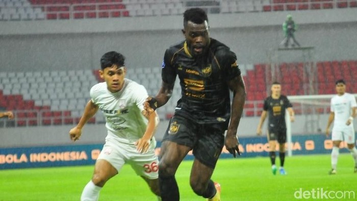 Striker PSIS, Sudi Abdallah mendapat penjagaan ketat dari pemain Persis.