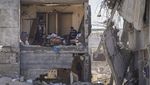 Pulang ke Reruntuhan Rumah, Warga Gaza Kais Sisa-sisa Barang