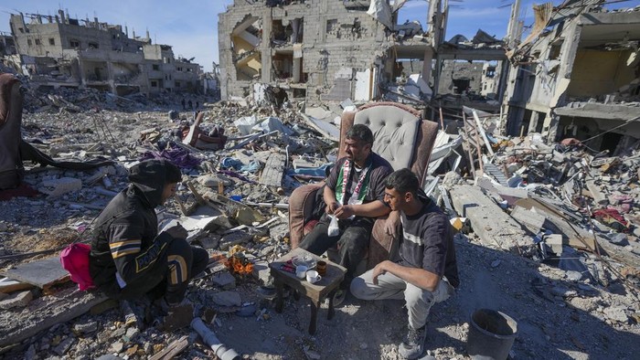 Pulang ke Reruntuhan Rumah, Warga Gaza Kais Sisa-sisa Barang Mahmoud al-Azazi sits in a bedroom inside a destroyed home a day after the ceasefire deal between Israel and Hamas came into effect, in Rafah, southern Gaza Strip, Monday, Jan. 20, 2025,(AP Photo/Abdel Kareem Hana)