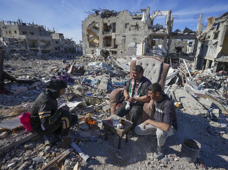 Pulang ke Reruntuhan Rumah, Warga Gaza Kais Sisa-sisa Barang