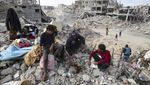 Pulang ke Reruntuhan Rumah, Warga Gaza Kais Sisa-sisa Barang