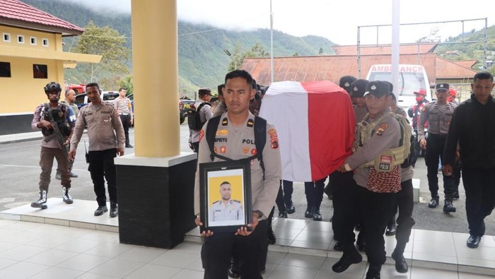 Jenazah Brigpol Ronald Enom, anggota Polres Puncak Jaya yang gugur akibat serangan KKB.