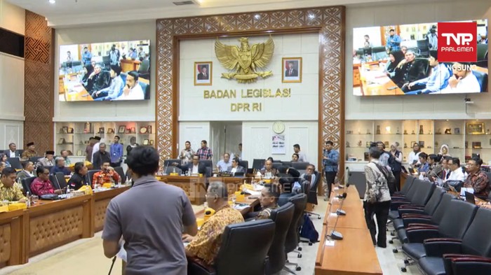 Rapat Pleno Baleg DPR RI tentang revisi RUU Minerba yang nyatakan perguruan tinggi bisa dapat izin tambang.