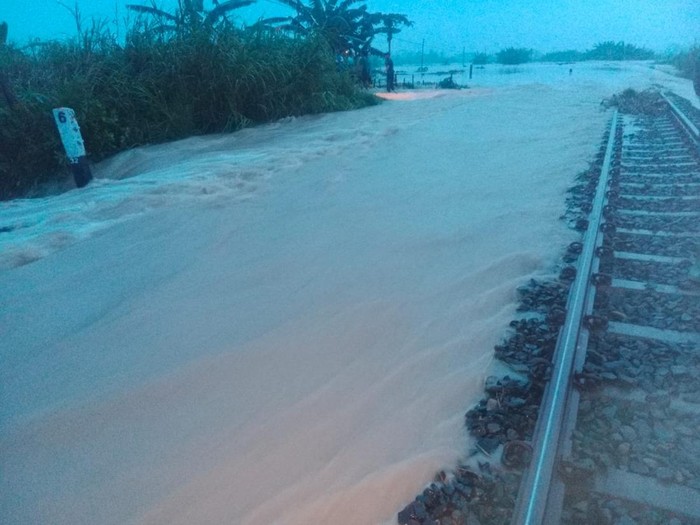 Rel kereta api di Kabupaten Grobogan, Jawa Tengah, kebanjiran, Selasa (21/1/2025) pagi.