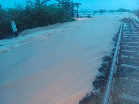 Rel kereta api di Kabupaten Grobogan, Jawa Tengah, kebanjiran, Selasa (21/1/2025) pagi.