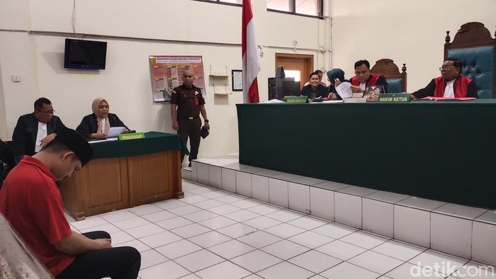 Riyan Saputra merupakan terdakwa kasus penganiayaan terhadap M Yunus yang mengakibatkan korban meninggal dunia. Ia dituntut 15 tahun penjara oleh Jaksa Penuntut Umum (JPU), dalam sidang di Pengadilan Negeri Klas 1 Palembang.