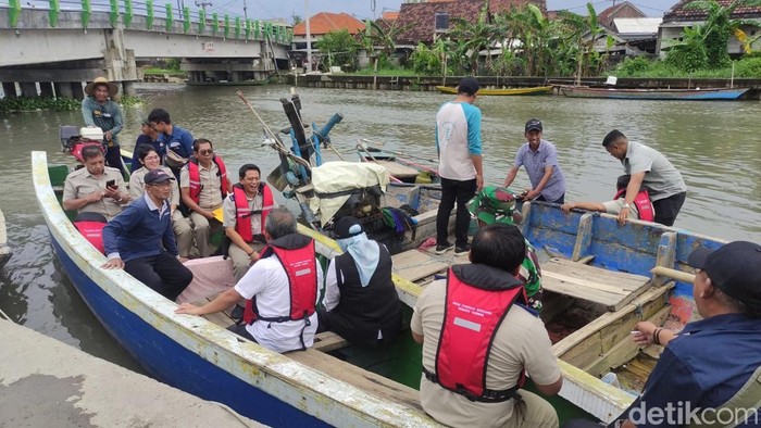 Rombongan petugas BPN dan Kades Segoro Tambak, Sedati, Sidoarjo hendak meninjau lokasi HGB di laut seluas 656 hektare yang viral.