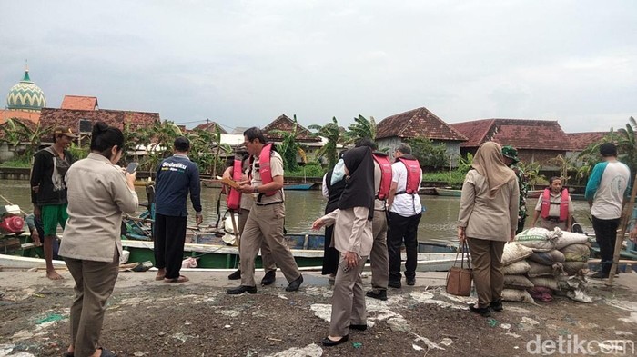 Rombongan petugas BPN dan Kades Segoro Tambak, Sedati, Sidoarjo hendak meninjau lokasi HGB di laut seluas 656 hektare yang viral.