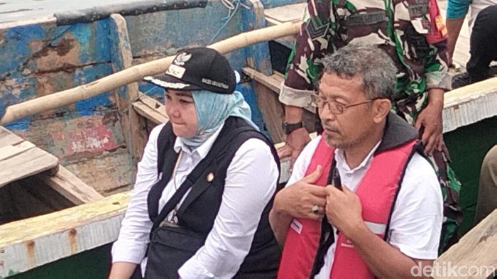Rombongan petugas BPN dan Kades Segoro Tambak, Sedati, Sidoarjo hendak meninjau lokasi HGB di laut seluas 656 hektare yang viral.