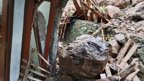 Rumah warga di Desa Renda, Kecamatan Belo, Kabupaten Bima, NTB yang terkena batu besar imbas tanah longsor. (Dok. BPBD Bima)