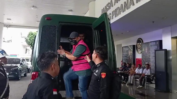 Salah satu tersangka buron kasus korupsi impor gula, yaitu Direktur Utama PT Duta Sugar Internasional (PT DSI), Hendrogianto Antonio Tiwon (HAT) diamankan penyidik Kejagung.