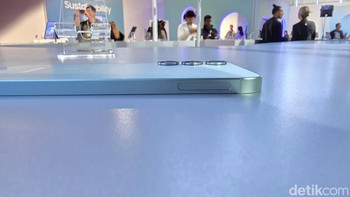 Tombol power ada di samping kanan. Foto: Aisyah Kamaliah/detikINET