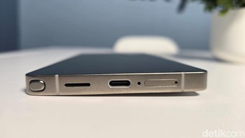 Dapat dilihat bahwa lengkungan dari HP ini menjadi lebih melengkung, tak lagi kotak seperti Samsung S24 Ultra. Foto: Aisyah/detikINETFoto: Aisyah/detikINET