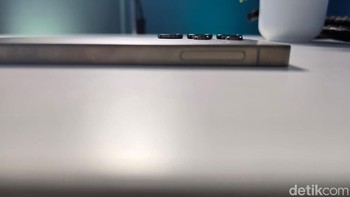 Kelebaran atau width Samsung S25 Ultra turun, dari yang sebelumnya 79 mm menjadi 7,6 mm. Foto: Aisyah/detikINET