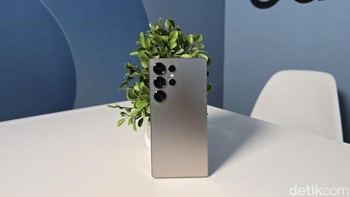 Samsung S25 Ultra resmi meluncur hari ini. Ada empat warna dasar yang disiapkan untuk perangkat S25 Ultra yakni Titanium Silver Blue, Titanium White Silver, Titanium Grey dan Titanium Black. Untuk ekslusif, ada Titanium Pink Gold, Titanium Jade Black dan Titanium Jade Green. Foto: Aisyah/detikINET