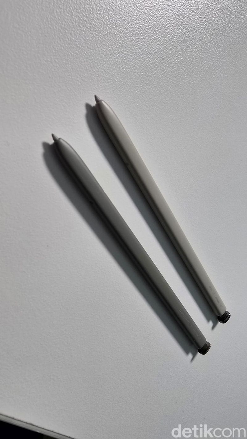 Perbedaan antara S Pen S25 Ultra (kiri) dan S Pen 24 Ultra. Sekilas nampak sama.