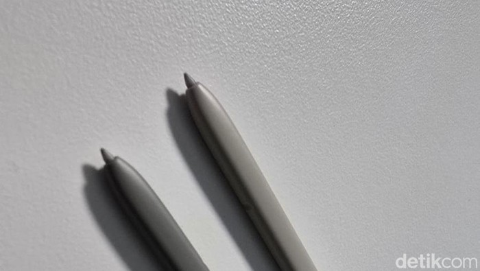 Perbedaan antara S Pen S25 Ultra (kiri) dan S Pen 24 Ultra. Sekilas nampak sama.